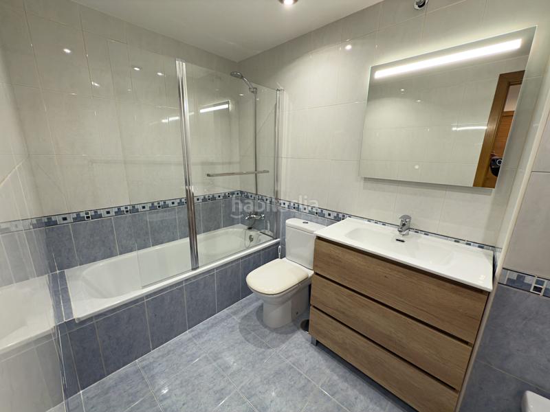 Foto 5631ded1-d012-40a8-a07b-6e3abf8ed654. Piso en avenida de galicia 21 piso semi-nuevo de 2 habitaciones y 2 baños con terraza, trastero y local comercial. en Gijón