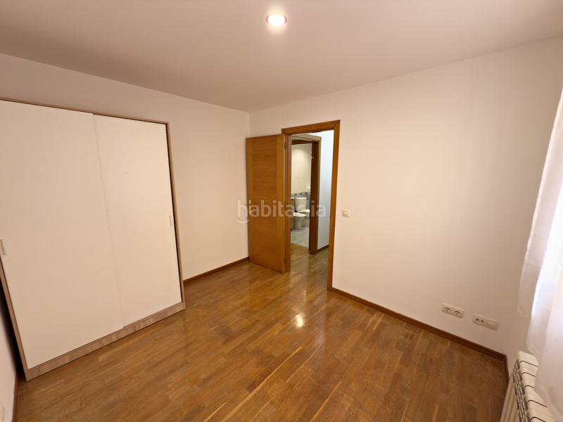 Foto c822f15b-c1e2-4537-b45b-f4463579aac0. Piso en avenida de galicia 21 piso semi-nuevo de 2 habitaciones y 2 baños con terraza, trastero y local comercial. en Gijón