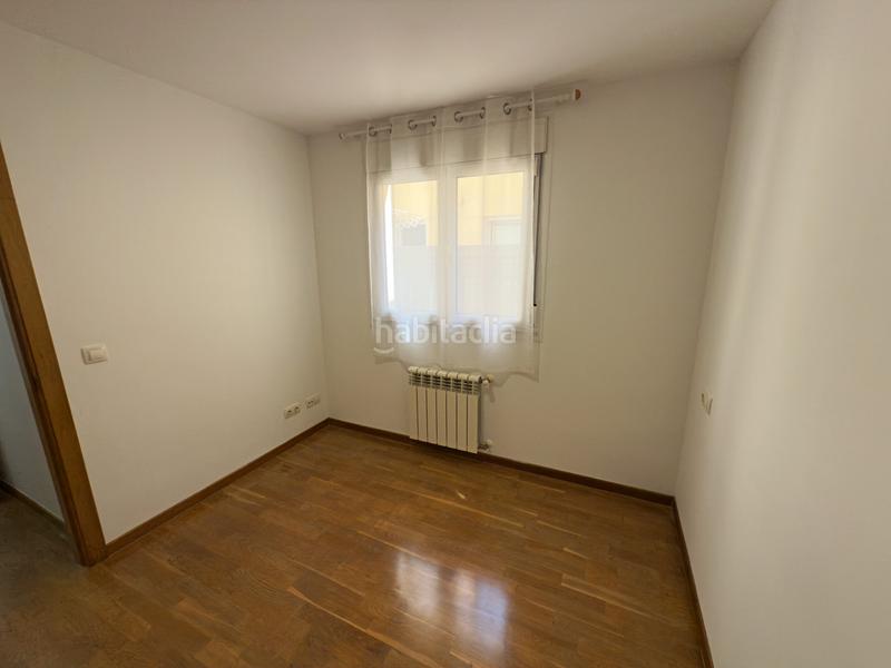 Foto df39809e-198c-4dfb-a889-6de6c2d9c805. Piso en avenida de galicia 21 piso semi-nuevo de 2 habitaciones y 2 baños con terraza, trastero y local comercial. en Gijón