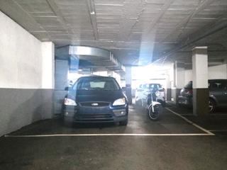 Autoparkplatz in Contrueces. Plaza de garaje para coche mediano y varias motos dadas sus dime