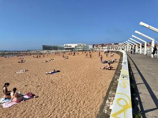 Etagenwohnung en Centro. Vive a un paso de la playa de poniente y puerto deportivo.
