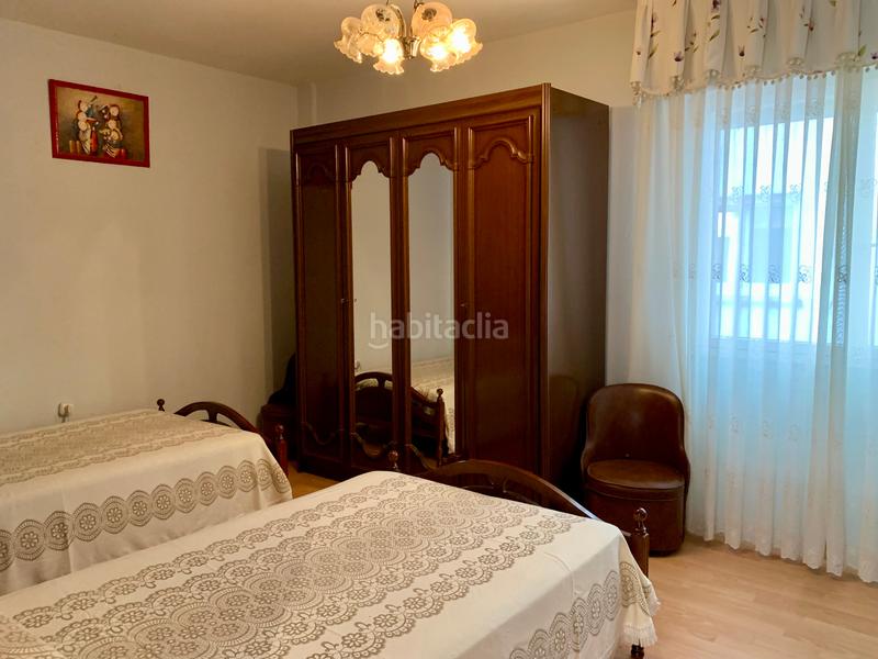 Foto 677a25fa-80ea-4f8d-a6e9-d13d72151444. Piso  de 3 dormitorios, cocina con despensa, salon comedor, baño con ducha y ventana y ascensor. en Gijón