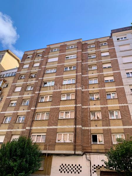 Foto 8509c868-56e2-4d41-a5c2-3e2acf07e506. Piso  de 3 dormitorios, cocina con despensa, salon comedor, baño con ducha y ventana y ascensor. en Gijón