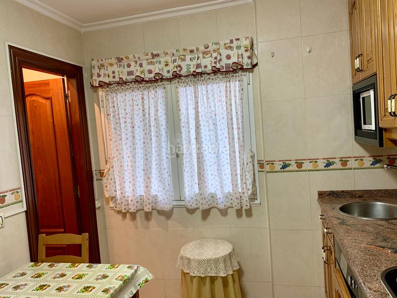 Foto 8bd0d1d7-b078-4a68-bfcc-35bb195617e2. Piso  de 3 dormitorios, cocina con despensa, salon comedor, baño con ducha y ventana y ascensor. en Gijón