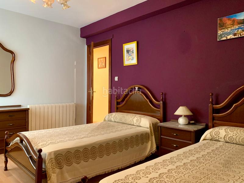 Foto ac728d80-c16f-4a2f-8caa-011017594116. Piso  de 3 dormitorios, cocina con despensa, salon comedor, baño con ducha y ventana y ascensor. en Gijón