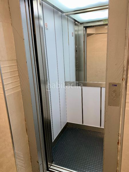 Foto bb974e56-cc47-4c90-ade8-2c09ff18d8a5. Piso  de 3 dormitorios, cocina con despensa, salon comedor, baño con ducha y ventana y ascensor. en Gijón