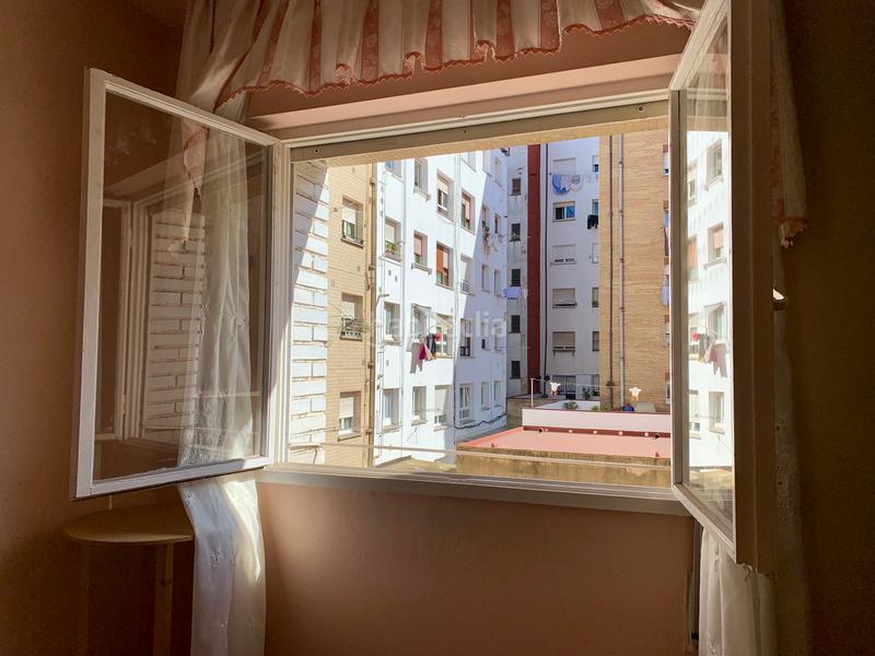 Foto bd30e992-e18e-4ee6-b045-604391c575f0. Piso  de 3 dormitorios, cocina con despensa, salon comedor, baño con ducha y ventana y ascensor. en Gijón