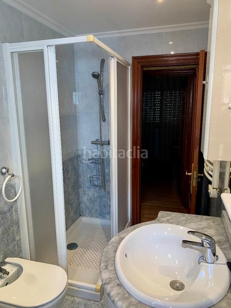 Foto ea86a6e4-cbe9-4db9-a2f6-91d1b7751dd0. Piso  de 3 dormitorios, cocina con despensa, salon comedor, baño con ducha y ventana y ascensor. en Gijón