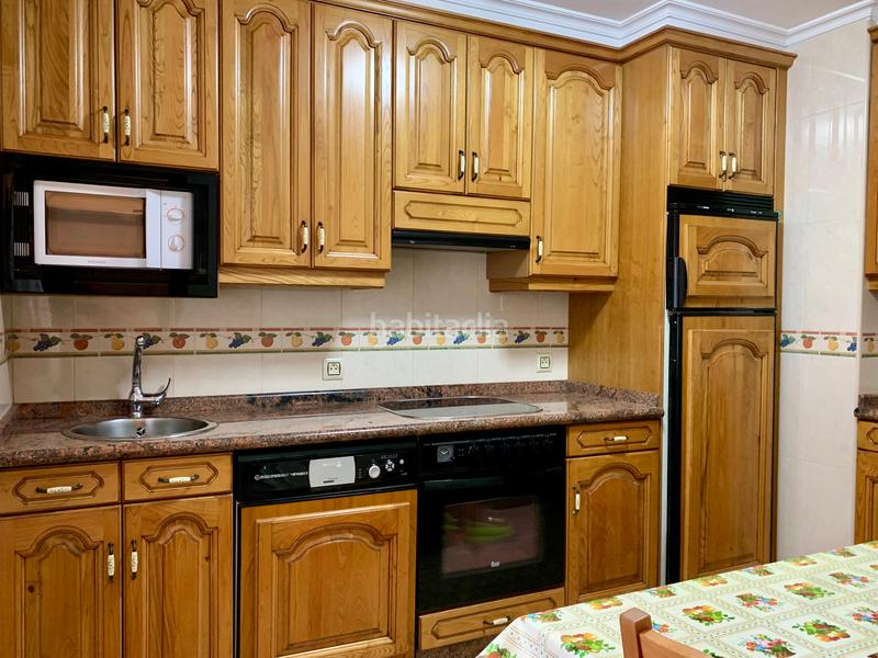 Foto ef53ea51-db2e-48d4-978e-c1cc1bd619a5. Piso  de 3 dormitorios, cocina con despensa, salon comedor, baño con ducha y ventana y ascensor. en Gijón