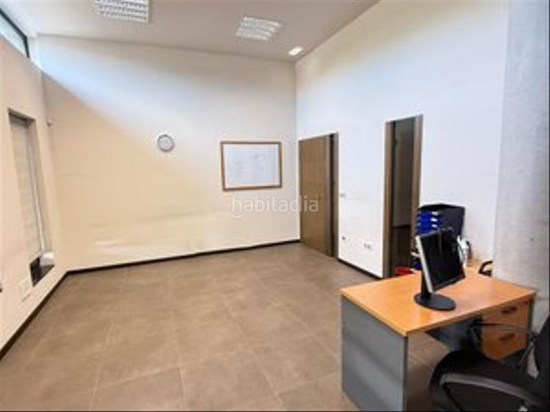 Foto 30efd2ee-b811-4e1a-8a13-74aa62064f35. Alquiler local comercial 254m2 construidos en una planta en esquina en Viesques en Gijón