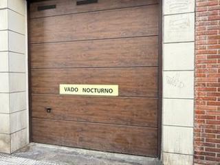 Aparcament cotxe  Calle adaro. Bajo con licencia de vado nocturno