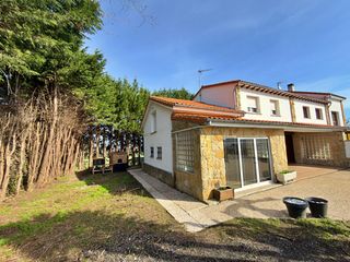 Casa aparellada a Quintes - Arroes
