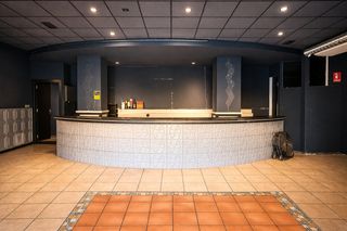 Lloguer Local Comercial  Calle rodríguez san pedro. Se alquila local 120m2 frente a la playa