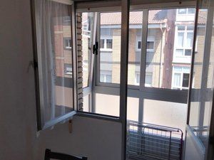 Rent Flat  Calle cienfuegos. Royal premium presenta éste acogedor piso exterior de 2 habitaci