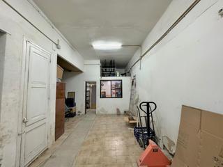 Local Comercial  Calle alegria de l'. En venta amplio local con  patio.