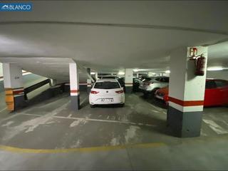 Aparcament cotxe a La Torrassa. Amplia plaza de parking para coche y motos