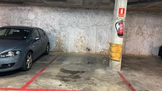 Autoparkplatz in Collblanc. Amplia plaza de aparcamiento en la torrassa