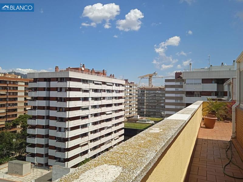 Foto 655fdee2-45fe-4050-86bf-ff1fc20d80eb. Ático magnífico sobreático con vistas espectaculares junto al camp nou en Barcelona
