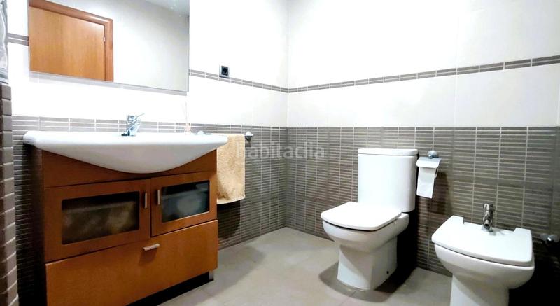 Foto c0324dbb-0e77-48a6-9907-ee109e005058. Casa espectacular casa pareada en venta en el centro de cornella con parking y trastero en Cornellà de Llobregat