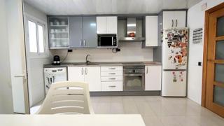 Casa a Centre. Casa  apareada en venta en cornella centro  con parquin de 40 m2
