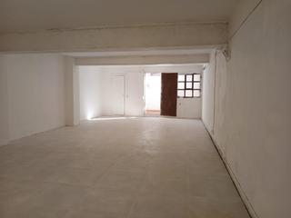 Lloguer Local Comercial a Centre. Amplio local almacén en el centro de cornellà de llobregat