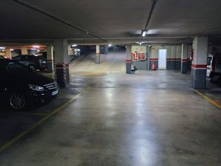 Aparcament cotxe a Sants-Badal. Plaza de parking en calle escultor canet para coche grande