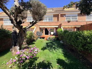 Maison à Roses-Castellbell. Fantástica casa adosada en venta en sant feliu de llobregat