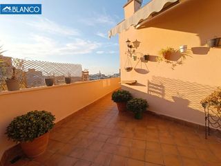 Penthouse in Pubilla Cases. Soleado atico con ascensor y terraza con vistas despejadas