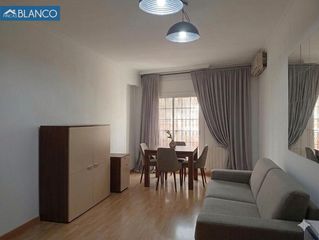 Pis a Collblanc. Gran piso en collblanc de 4 hab. 2 baños , terraza acristalada y
