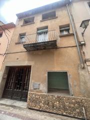 Casa adossada a Carrer enric morera 17. Casa totalmente para reformar en el pla de santa maria