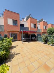 Casa adossada a Ponent. Bonito adosado en reus zona del nmehorable
