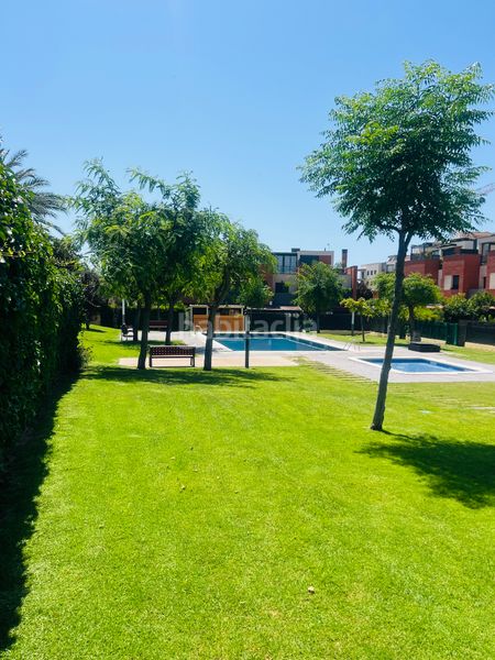Foto 3d20414f-1857-49ae-921c-2209386bab20. Casa adossada amb calefacció aparcament piscina a Reus