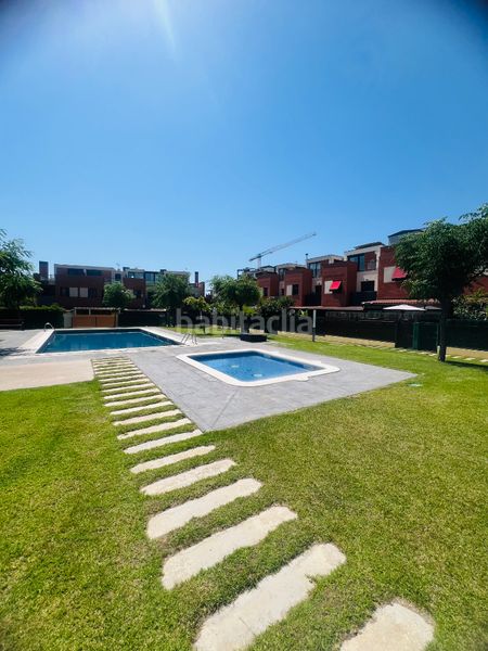 Foto 7ce375de-9264-4d3f-940b-fbfbbb5a8756. Casa adossada amb calefacció aparcament piscina a Reus