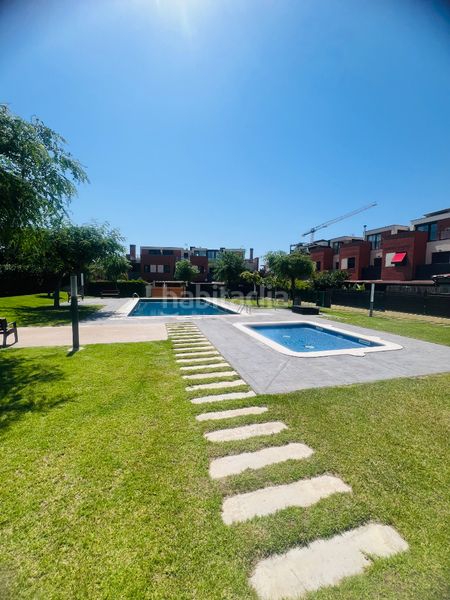Foto e576f4e2-3c2d-4a89-8c68-5404aca689d7. Casa adossada amb calefacció aparcament piscina a Reus