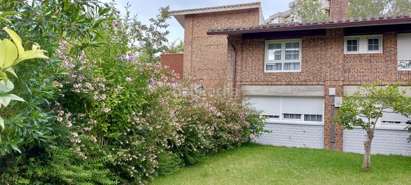 Foto 7f16be2c-995c-4dc7-b19d-049815757778. Chalet  en venta en playa, 7 dormitorios. en Laredo