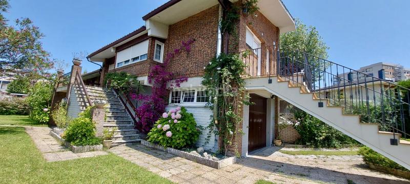 Foto ec773e4b-c4fc-44d5-9bcd-f5662ad1bcd5. Chalet  en venta en playa, 7 dormitorios. en Laredo