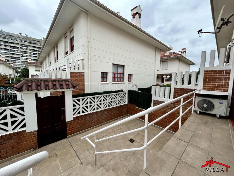 Foto 4d855af6-2dfc-4b9a-b38d-3d64ee49b872. Chalet  en venta en playa, 3 dormitorios. en Laredo