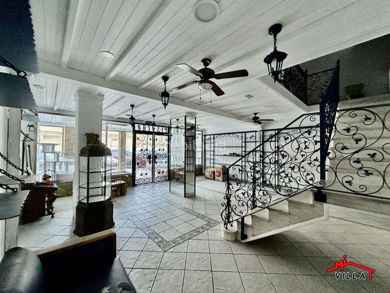 Foto d9e5bd7e-03d2-4b27-8f2d-4d3895989c48. Local comercial a Centro Laredo