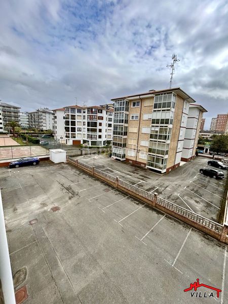 Foto c0cfb58b-6126-4a2d-ba12-3745facf9718. Pis amb aparcament a Zona Playa Laredo