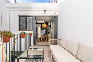 Casa a Ca n'Aurell. Un oasis de luz en el centro con parquing!