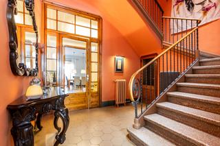 Casa adosada en Barri del Centre. Elegancia modernista en el centro