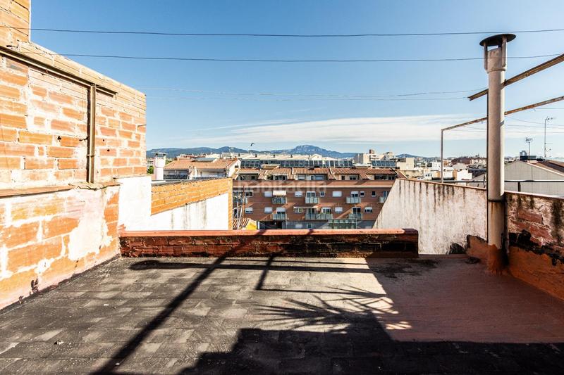 Foto 85ce9489-5043-43d2-b6fe-54433d60210e. Casa adosada casa en planta para crear tu hogar ideal en Terrassa