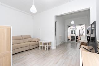 Casa en Barri del Centre. Casa en planta baja con patio, 2 terrazas y 4 habitaciones, en s