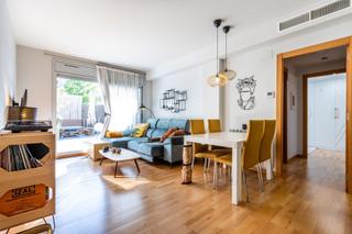 Rez-de-chaussée à Plaça Catalunya - Escola Industrial. Espectacular piso seminuevo con patio a un paso del centro