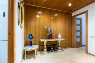 Pis a Ca n'Aurell. Amplio piso de 5 habitaciones con dos balcones y mucha luz natur