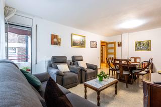 Pis a Ca n'Aurell. Amplio piso de 5 habitaciones con dos balcones y mucha luz natur