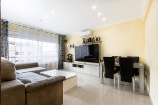 Etagenwohnung in Ca n'Aurell. Piso luminoso en cuarta planta con ascensor y ventanal orientado