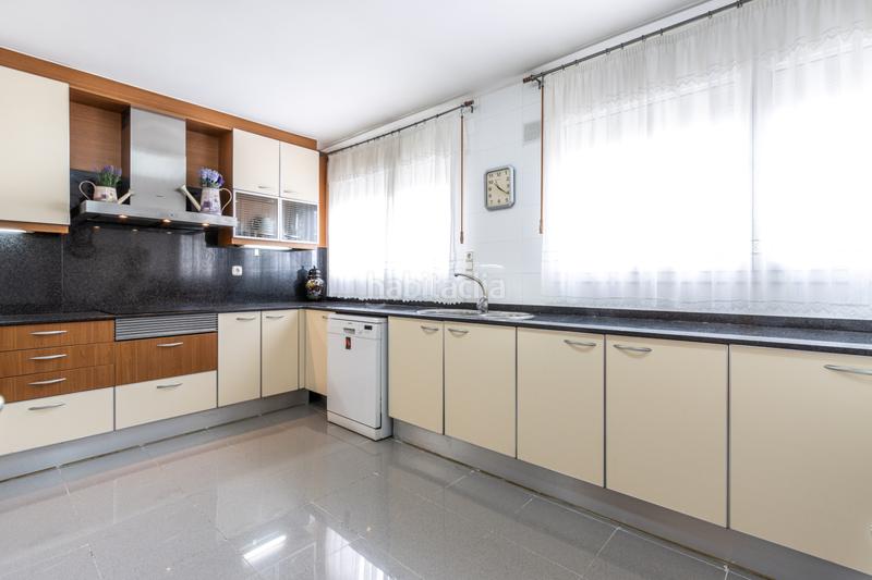 Foto f05aa661-60ec-43ad-86e0-df7bd47ebb21. Àtic amb calefacció aparcament a Barri del Centre Terrassa