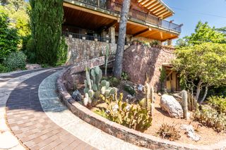 Casa  Matadepera - llevant. Stylehouse presenta esta espaciosa casa en calle llevant, en la
