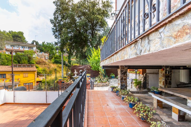 Foto 8a79b1c0-22bd-48a4-af26-d54e4fa326c6. Casa amb calefacció aparcament piscina a Vacarisses